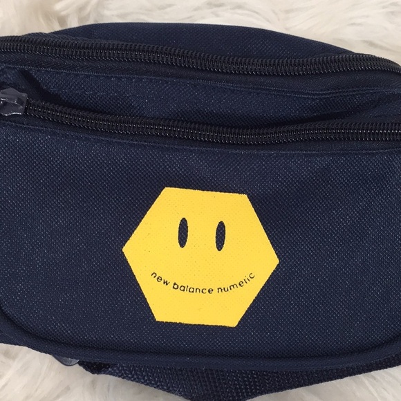 NEW BALANCE Fanny Pack / Belt Bag / Across Shoulder Bag On The Go NEW NWT - Picture 1 of 4